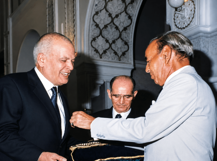 Le Roi Hassan II remettant un Wissam à feu Rahal Essoulami