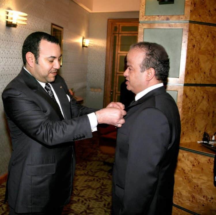 Le Roi Mohamed VI remettant un Wissam à Abdelkarim Rahal Essoulami